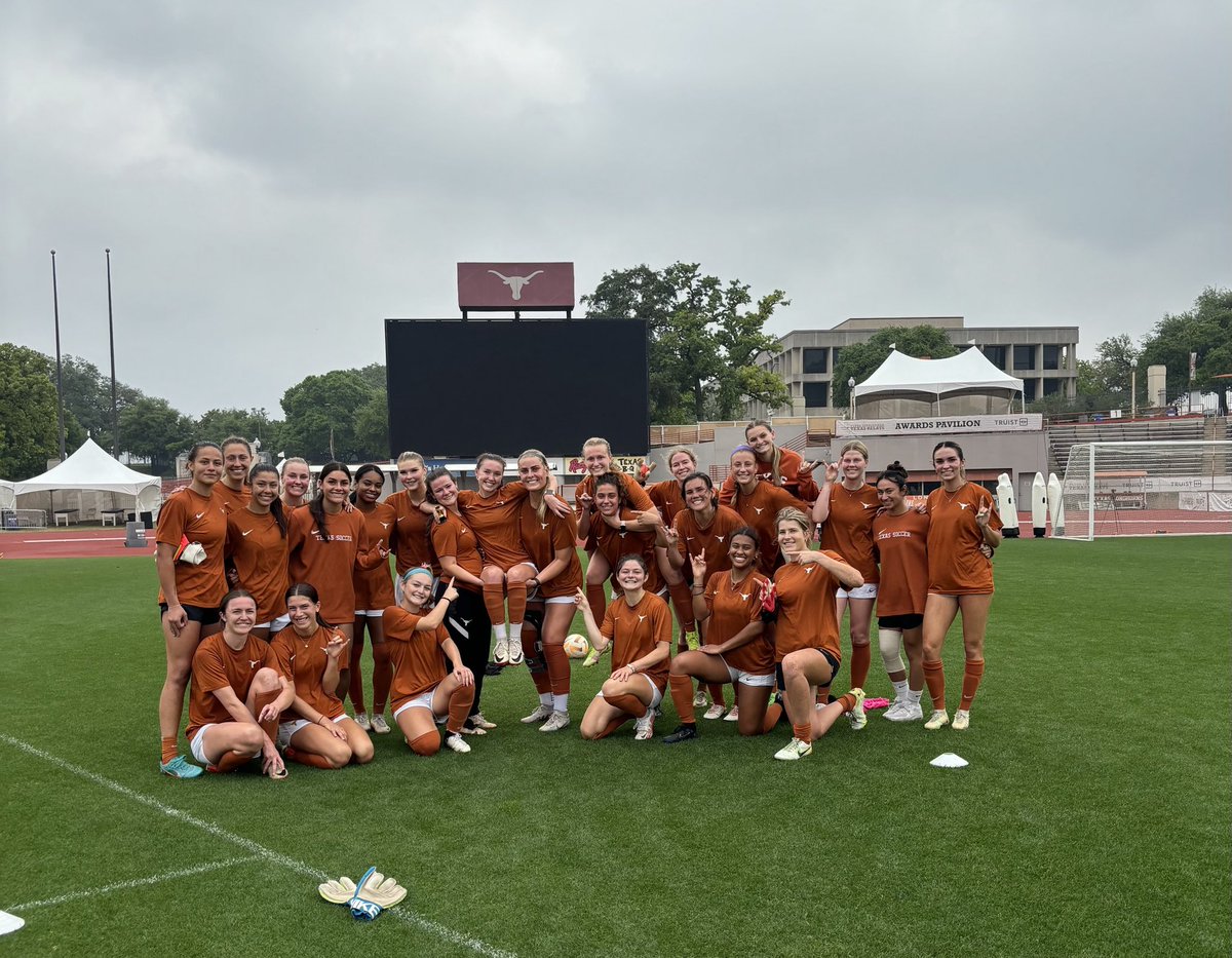 Week #9 G.U.S. Teammate of the Week…@hannahwaesch9 is celebrated by the @TexasSoccer Squad!!🤘 #RunWithTexas