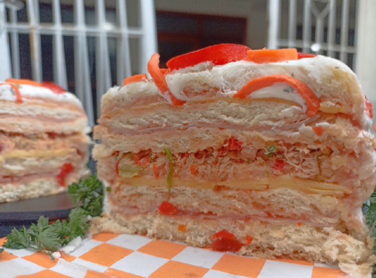 sisifrabeta's tweet photo. Mis #Sanduchones son salvavidas cuando no se tiene nada de ganas de cocinar 😬
——
#PANzones 
——
• 6 capas rellenas 
• Tamaño 30x10
• Atún clásico/Atún ahumado/ Salmón o Diablitos. 
• Solicitud con 24hrs de anticipación entregamos con la debida refrigeración. 

 📸: clientes https://t.co/nRLhBIvtoJ