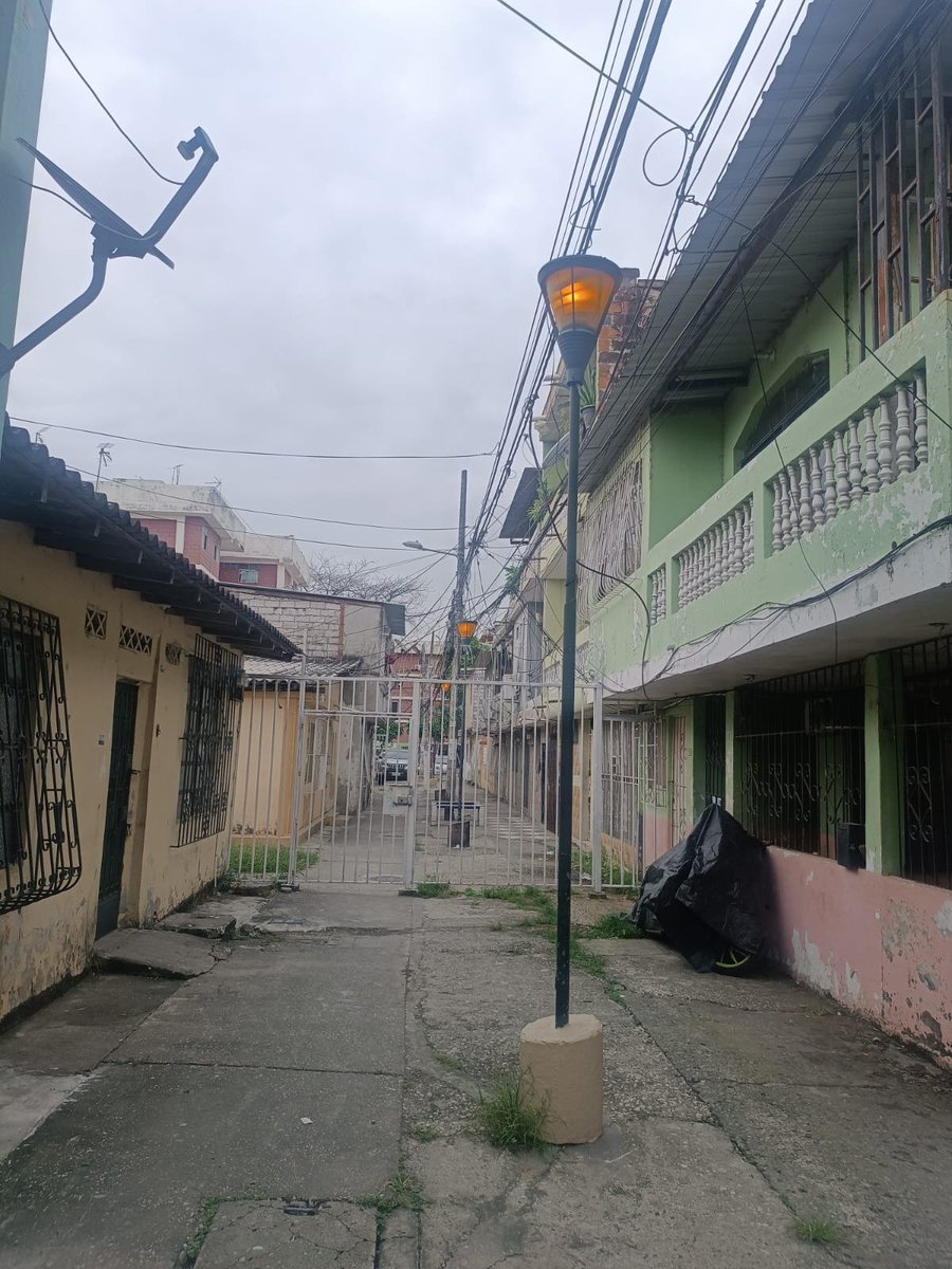 181Responde's tweet photo. El departamento de Obras Eléctricas del #MunicipioDeGuayaquil, realizó el mantenimiento de luminarias en la Cdla. Sauces 4, asegurando una iluminación óptima en este sector. #AlcaldíaResponde https://t.co/QUW4YLPqja