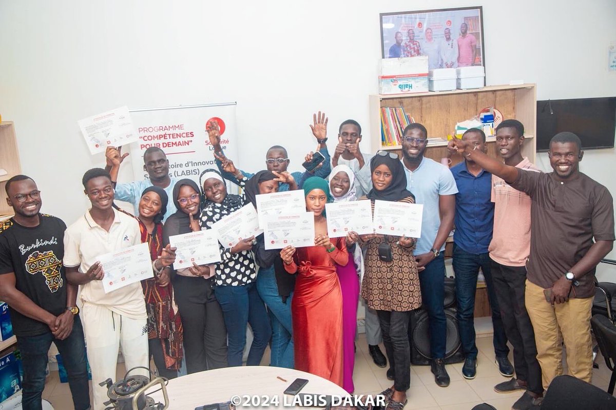 basile_oud's tweet photo. 12 jeunes ont suivis avec succès la cohorte 4 de l'atelier bureautique au LabIS Dakar. La cohorte 5 commence bientôt ! Les compétences acquises les rendront plus efficaces dans leur recherche d'emploi ou le développement professionnel.

@SolidLaique 

#LabIs #formation #CpD https://t.co/ctmXKTRop5