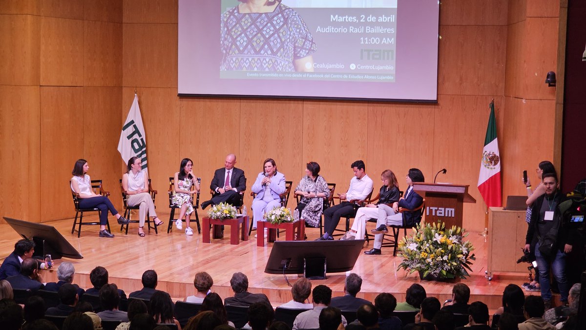 edelamadrid's tweet photo. Gran recibimiento y gran plática la que tuvo @XochitlGalvez en el @ITAM_mx . Siempre es un gusto ver a jóvenes interesados en los asuntos de nuestro país, escucharlos debatir y cuestionar temas que fortalecen las ideas para construir un mejor México 🇲🇽. #MxSinMiedo. https://t.co/XVB8uMA6Qj
