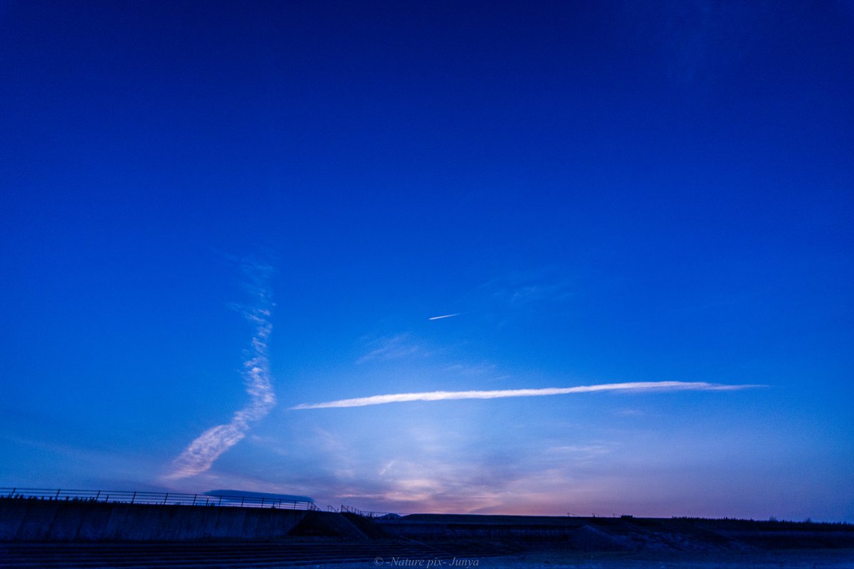 Ride_on_mk's tweet photo. おはようございます!
夕暮れの砂浜は静かで穏やかな時間
油断すると暗くなる
でもそれが良い
ただただ眺める時間も大切にしよう
そして忙しい中でも自分を見失わずにいよう
今日もいい1日を✨
#CameraWorks
#飛行機雲
#BLUEMOMENT
#NaturePhotography https://t.co/1byjzr7vt9