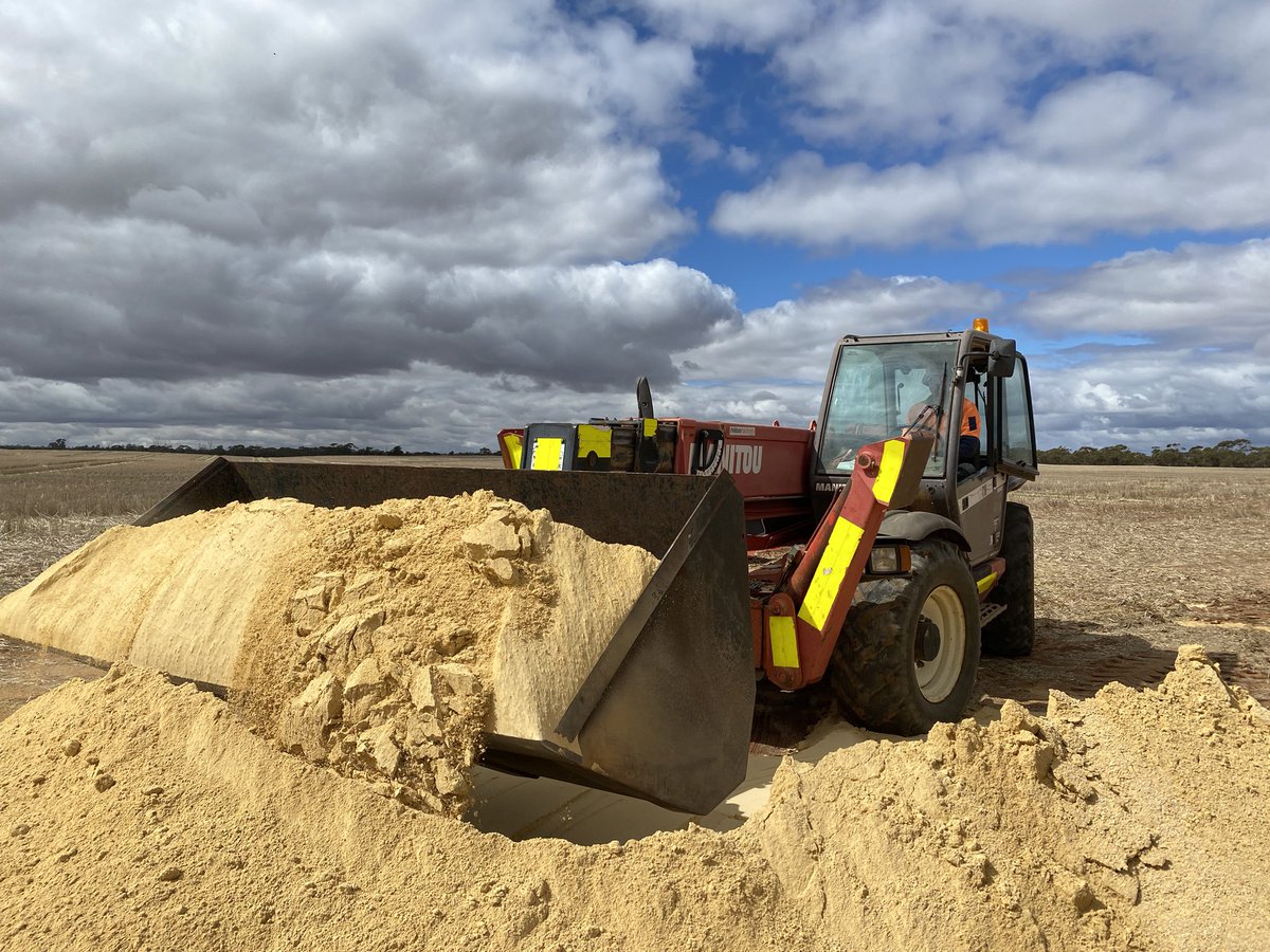 Applying lime in the Mallee for a new @GRDCSouth sandy soils project. Acidity in this paddock confirmed with soil diagnosis by @Mel_Fraser1 and Veris mapping by @TrengoveSam. Treatment strips comparing +\- lime and +\- ripping and spading (+both). @McbeathTherese @Dr_Soil_Data