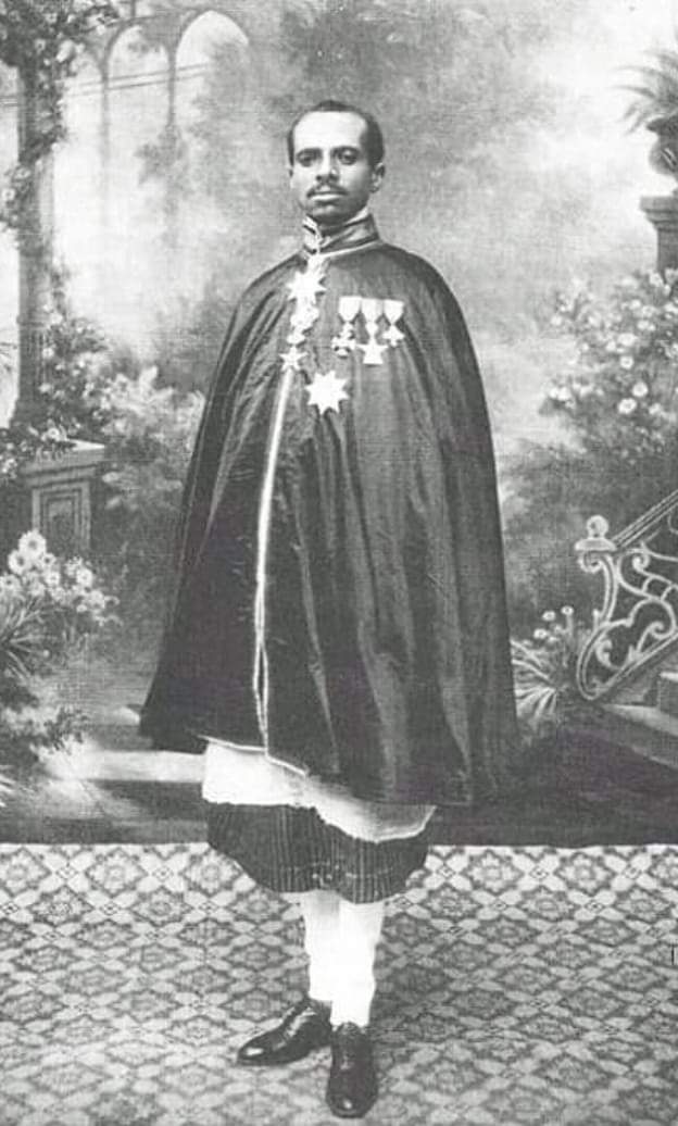 #በጉራጌና በአረብና
 መሀል የተደረገው የኢኮኖሚ ጦርነት

“የሱቅ” ስራ ወደሃገራችን የገባውና የተስፋፋው በአረብ ነጋዴዎችና ሸቀጣ ሸቀጥ ሻጮች እንደሆነ ይነገራል፡፡ ታድያ እነዚህ የአረብ ነጋዴዎች እንዴት ከስራው ወጡ?
በተለይ አሁን አሁን በስራው