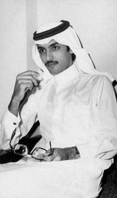 وجهك من اللي يمّرون العمر مره
وأنا واحد وقف عمره علـى وجهك ..

بدر بن عبدالمحسن