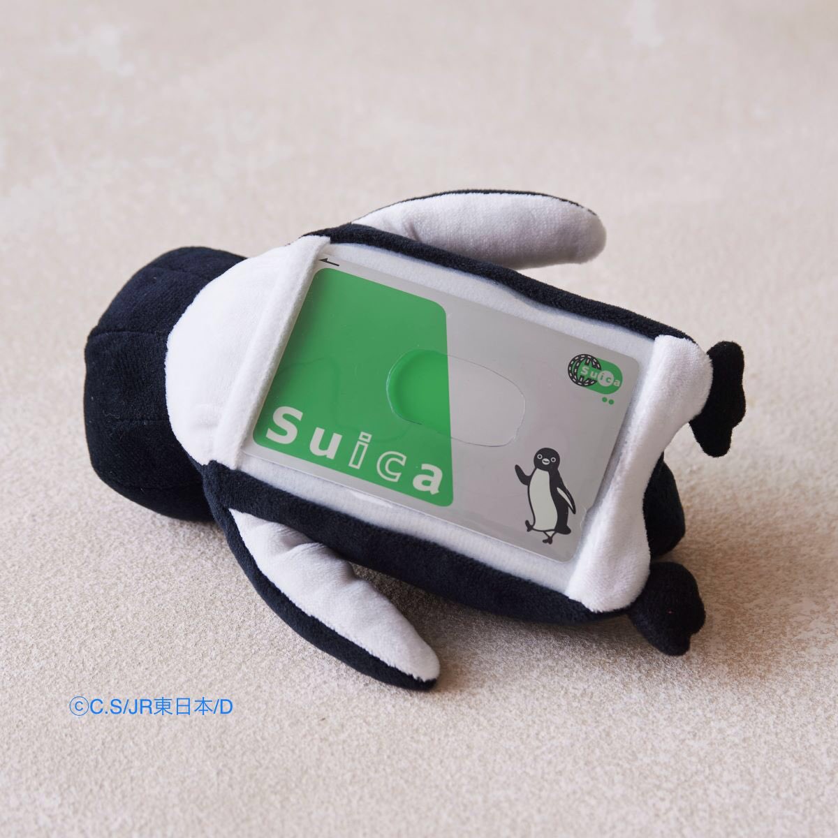 お腹部分にSuicaカードが入る【立体パスケース（約53㎝伸びるリール