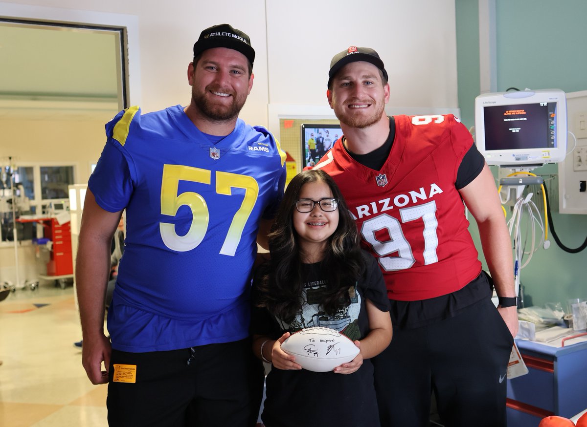 #RadyChildrens #football fans got a kick out of meeting @CameronThomas44 & Zach Thomas — NFL players, brothers & #SanDiego natives! 🏈 Thank you for visiting our patients & their families. 💙