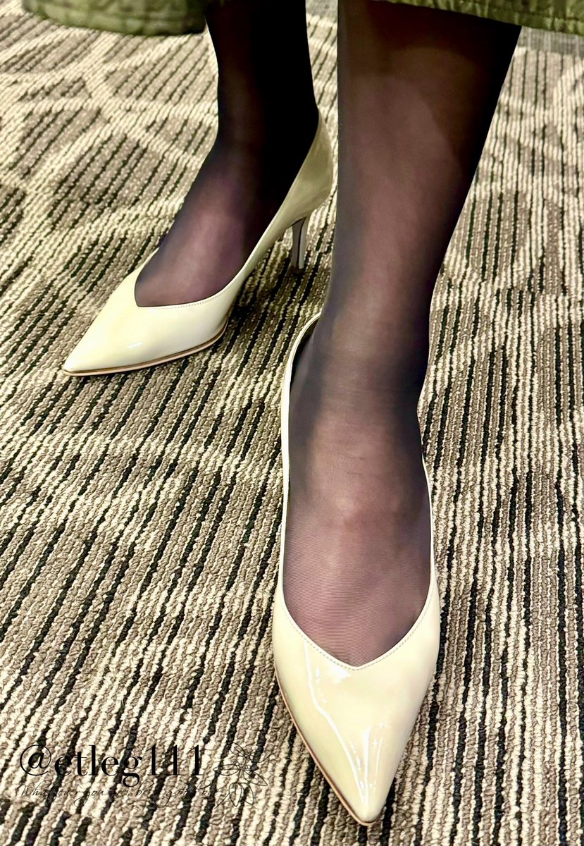 おはようございます✨
今日は雨でも履けるダイアナのヒールで👠
でも、お昼にはお家に帰るので、雨は降らないかな？🧐
いってきます👋🚌🚃 https://t.co/69mnjdtiGi