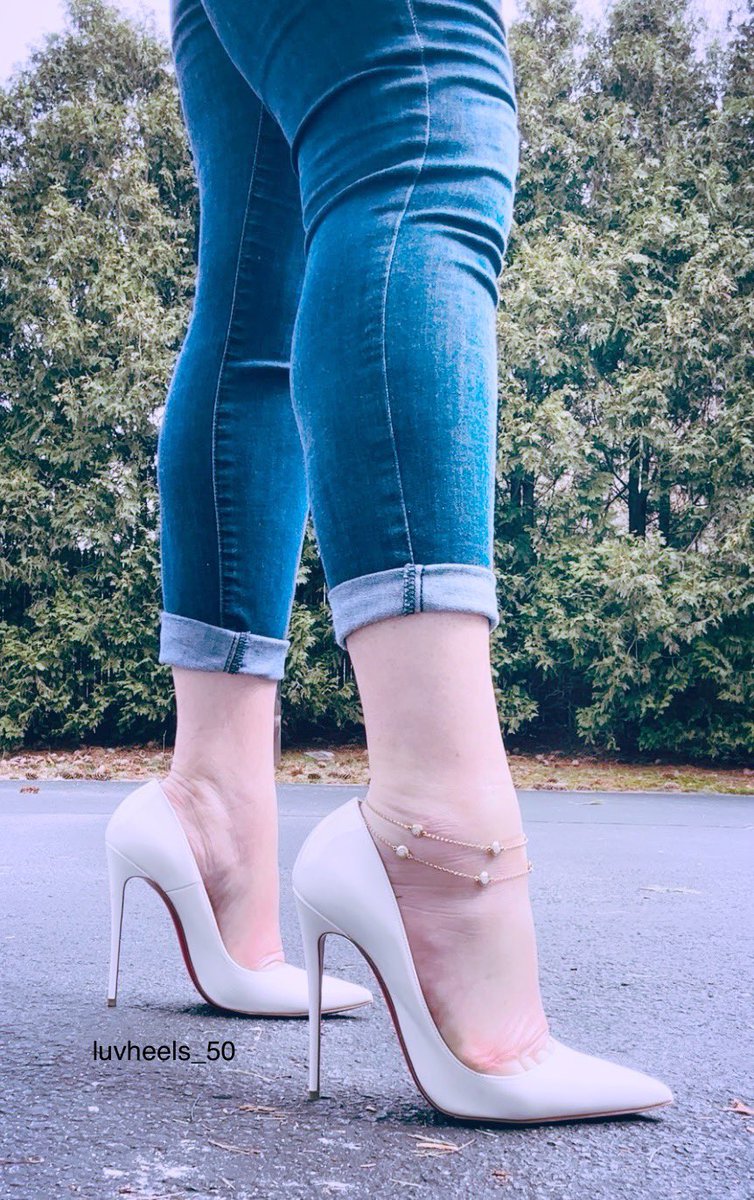 #luvshoes #highheels #heels #louboutin #shoesdaytuesday #spring #stilettos #shoes #jeansandheels #officeheels #tuesday #louboutinworld #classicwhite #whiteheels 💋
