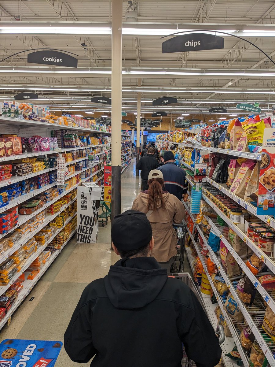 ornryactor's tweet photo. @kroger @MI_Kroger @KrogerNews This is your Hazel Park (MI) store at 5:57pm on a normal Tuesday: 21 people in line for 5 functioning self-checkouts (1 is broken, 12 more are closed). The line reaches the back of the store. This is how you treat low-income high-minority locations. https://t.co/Y6MlECVz1V