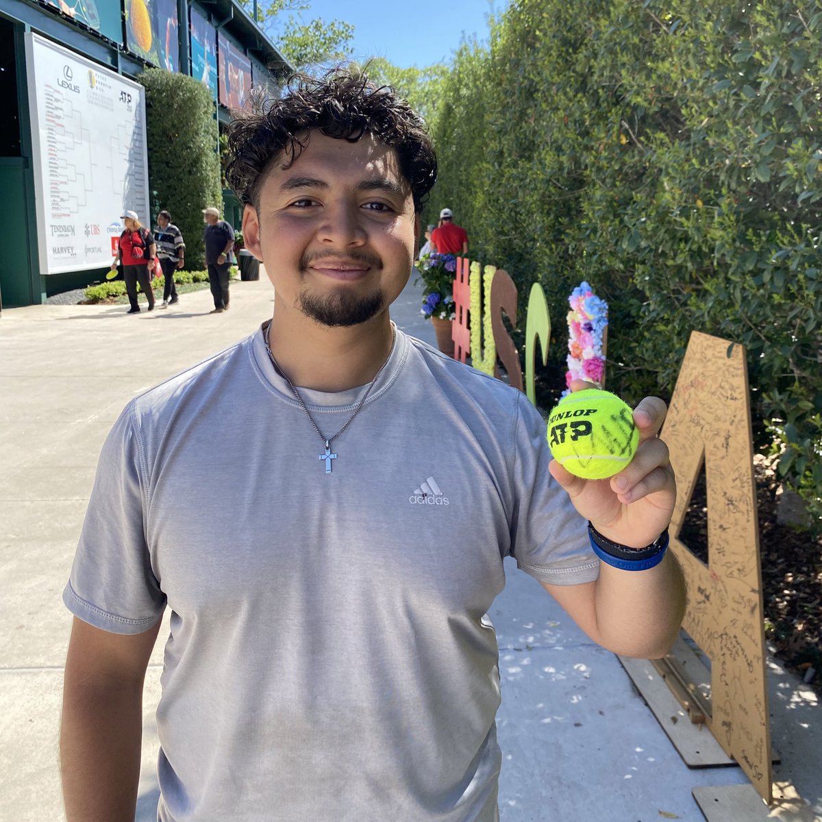 A two-part story of a Dunlop scavenger hunt 👀 #USClay | @dunloptennis
