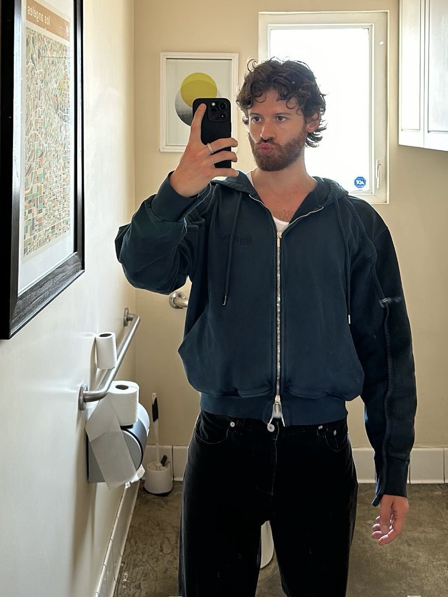 errant_fagz's tweet photo. I love LA, for example I can shoot a porno and then drive around in a convertible looking really hot and sexy https://t.co/venZNekqDR
