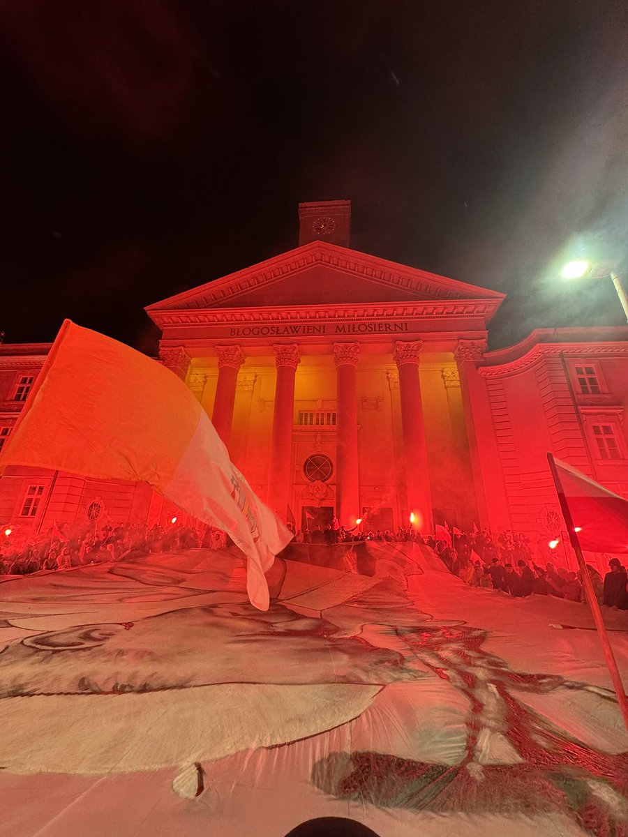J_Wenderlich's tweet photo. 🇵🇱🇻🇦Marsz Papieski w Bydgoszczy zorganizowany w 19 rocznicę odejścia naszego Wielkiego Rodaka św. Jana Pawła II do Domu Ojca #MarszPapieski #SolidarniZJPII #Bydgoszcz #JP2 #JPII #Pamiętamy https://t.co/zYemyHC2pq