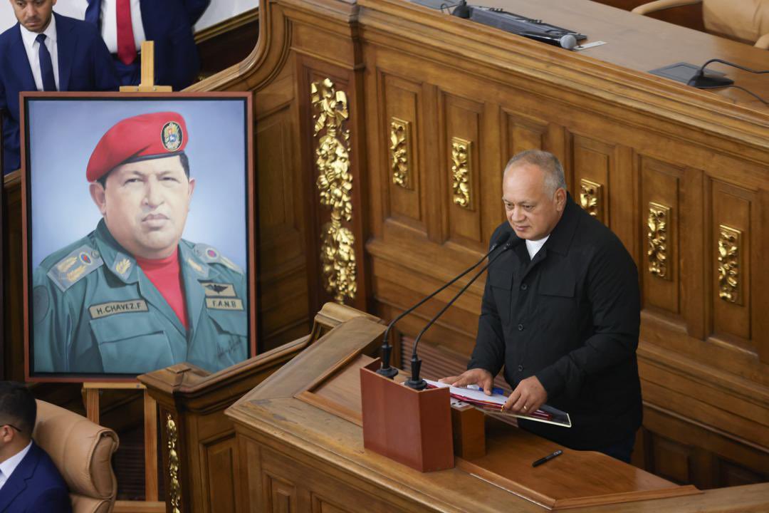 Como un mandato especial del presidente @NicolasMaduro, hoy se presentó en la Asamblea Nacional la Ley contra el Fascismo, Neofascismo y expresiones similares con 4 capítulos y 30 artículos en su conjunto, que prohíbe organizaciones que hagan apología o se fundamenten en el…