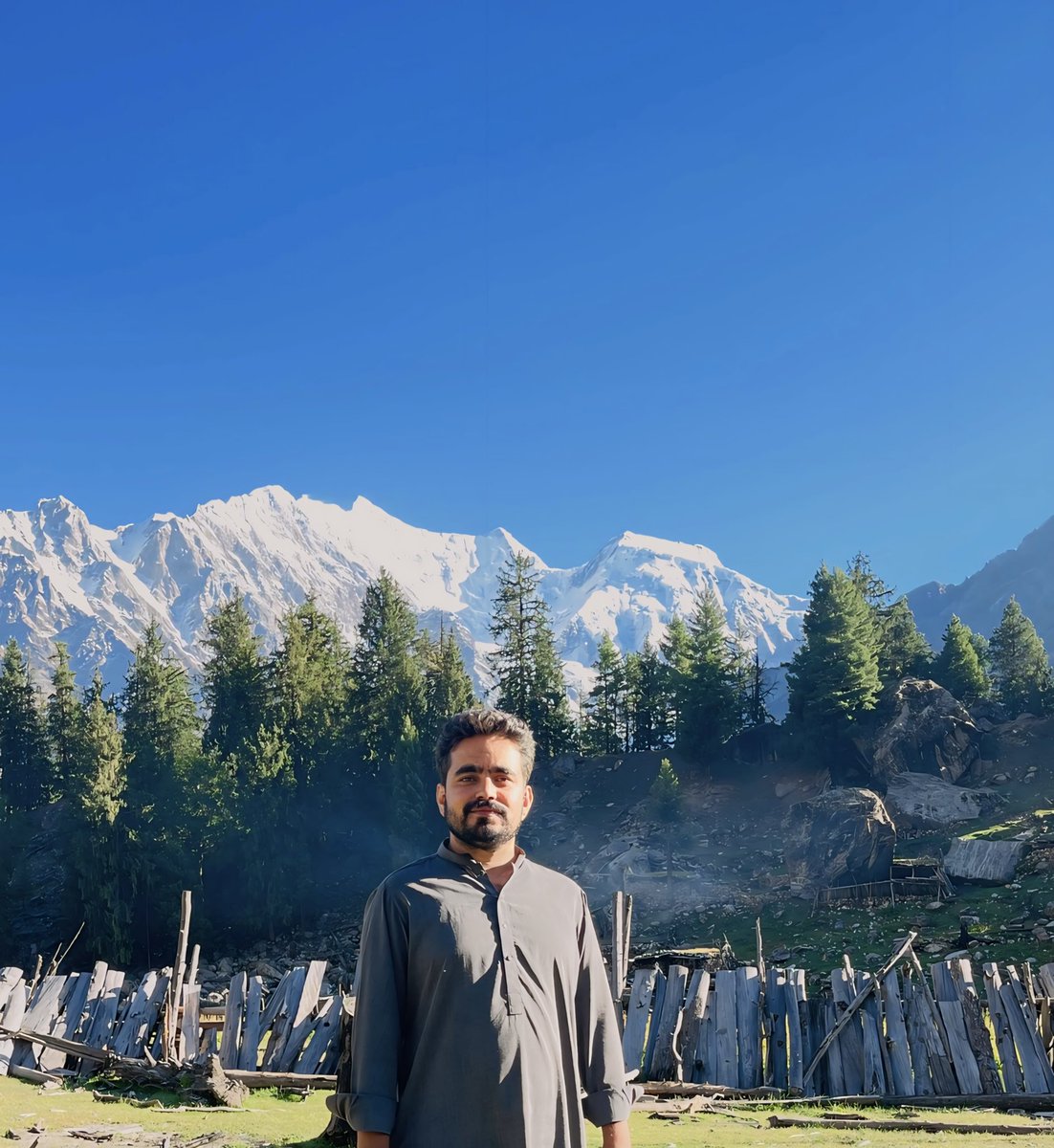 YawarOfficial's tweet photo. Amidst the rugged beauty of Haramosh Valley, where jagged peaks pierce the sky, lies the tranquil oasis of Kutwal Lake. Here, emerald waters mirror the surrounding majesty, inviting wanderers to pause and soak in nature's breathtaking symphony.
#HaramoshValley #KutwalLake https://t.co/K9Hh6ImCWQ