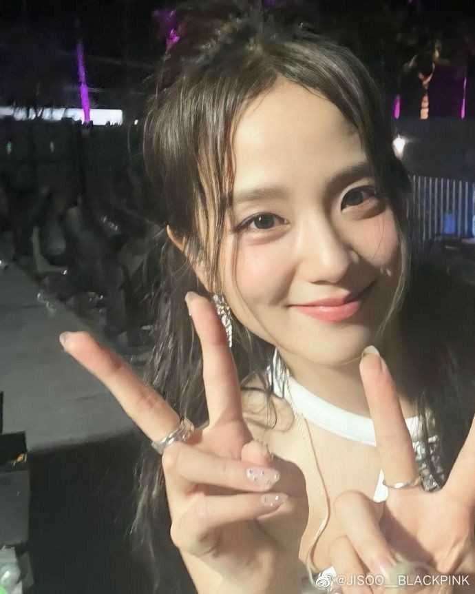 "Jisoo who ..."
A thread