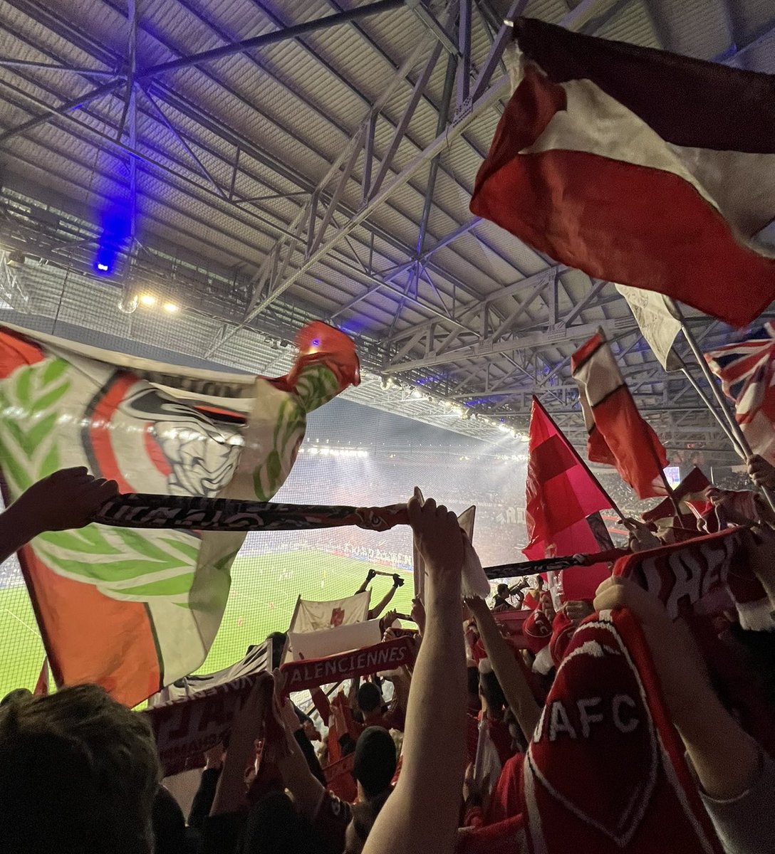 Jango_Mat's tweet image. QUELLE JOURNÉE BORDEL ! 🔥

Fier du parcage, fier de vous les copains ! Ma voix est morte ! Je suis déçu, triste mais pas abattu. VA C’EST NOUS PUTAIN ! 👊🏽👏🏽💪🏽
Et plus que jamais, ENSEMBLE on va relever ce club que l’on aime tant ! 🫡⚔️❤️🤍🦢 

#OLVAFC #CDF #VAFC @VAFC