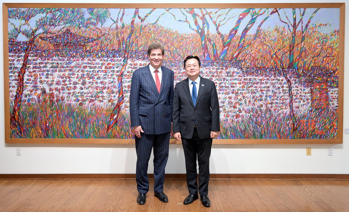 Last week I met with @RokEmbDC Ambassador Cho to talk about how 🇺🇸+🇰🇷 can maintain and expand our important strategic and economic relationship. Appreciate #ROK's $313mill investment in lowering emissions, unlocking more private procurements of clean energy.