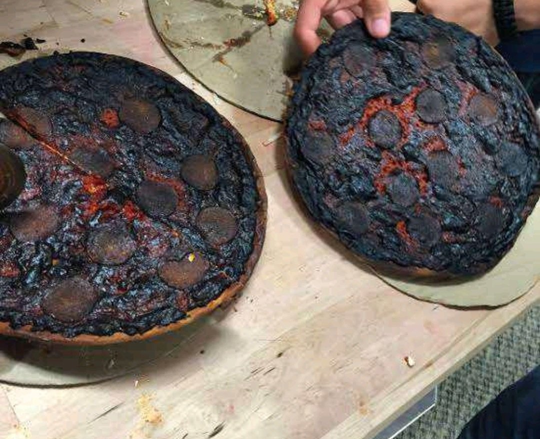 Bi pizza yapmışım yemede yanında yat olmuş 😂😂 sevgi patlamasi olmuş mu ne