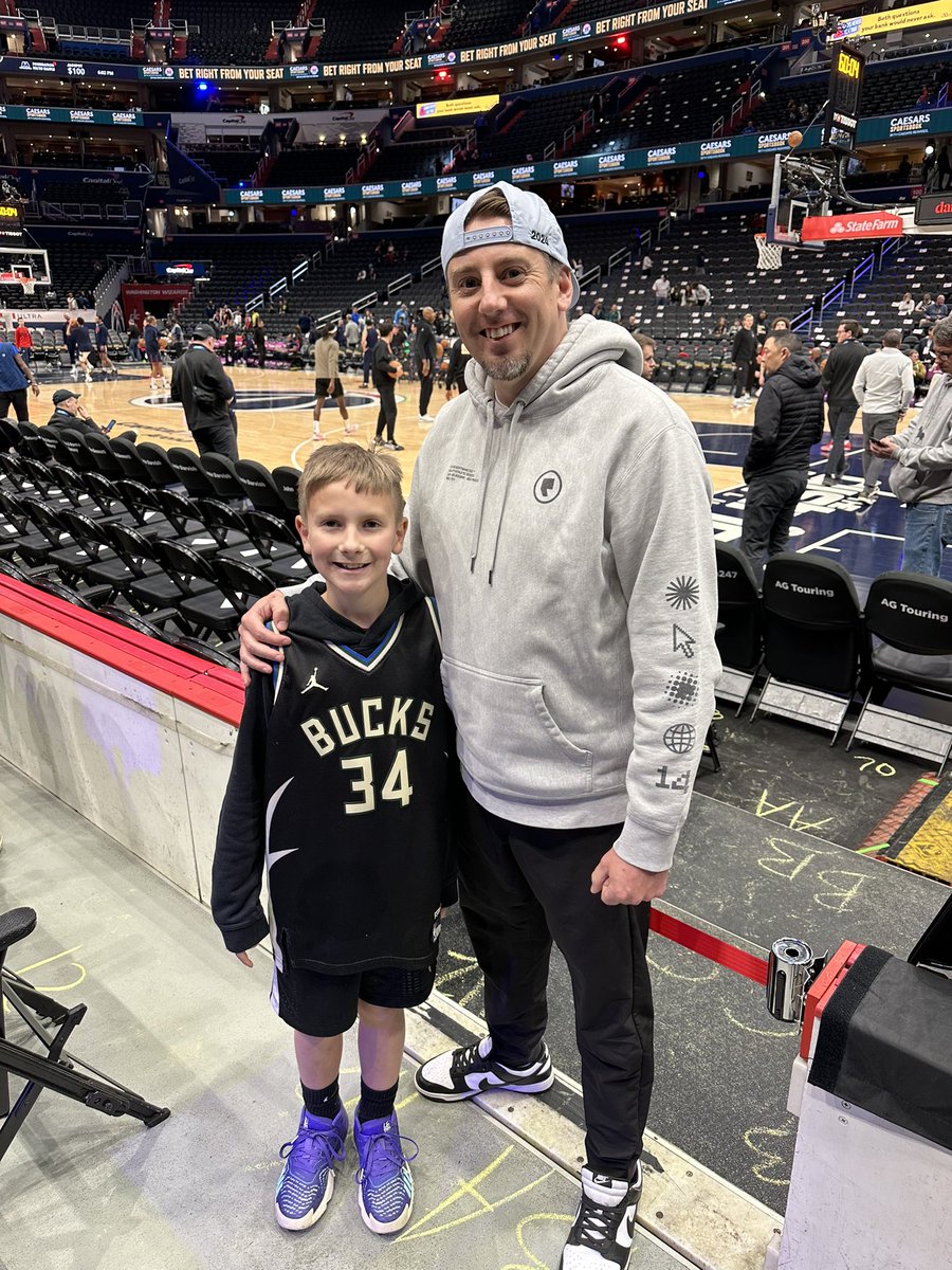 Cheering on his favorite team!

🤞 <a href="/Giannis_An34/">Giannis Antetokounmpo</a> plays tonight!