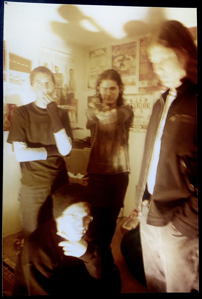 Les compartimos esta vieja foto que encontramos de alguna sesión a principios de los años 2000.

#AvesAVeces