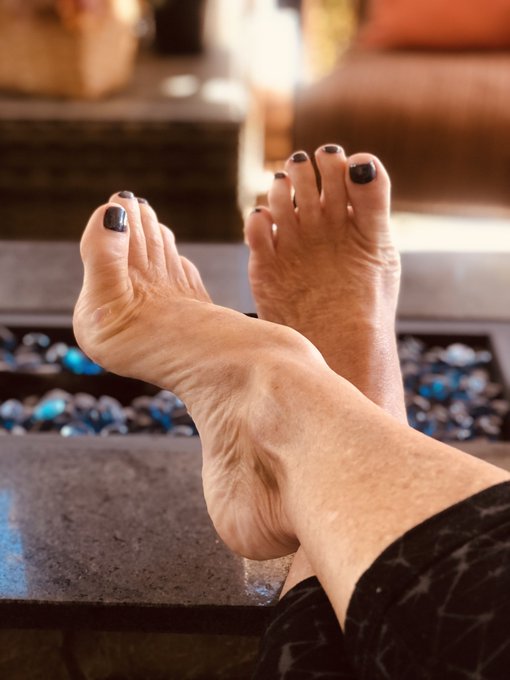 #ToesdayTuesday I&rsquo;m kinda diggin&rsquo; the gunmetal gray color https://t.co/7S5KEFT1zA<a href="/tag/toesdaytuesday"class="tags">#ToesdayTuesday</a>