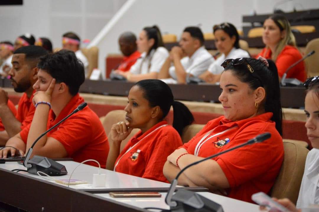Esta primera sesión del #12CongresoUJC contó con la presencia de viceprimer ministro Jorge Luis Perdomo, ministra Educación, Educación Superior, Comunicaciones, Trabajo y Seguridad Social, Salud, entre otras autoridades. #CreaTuFelicidad #MujeresEnRevolución
