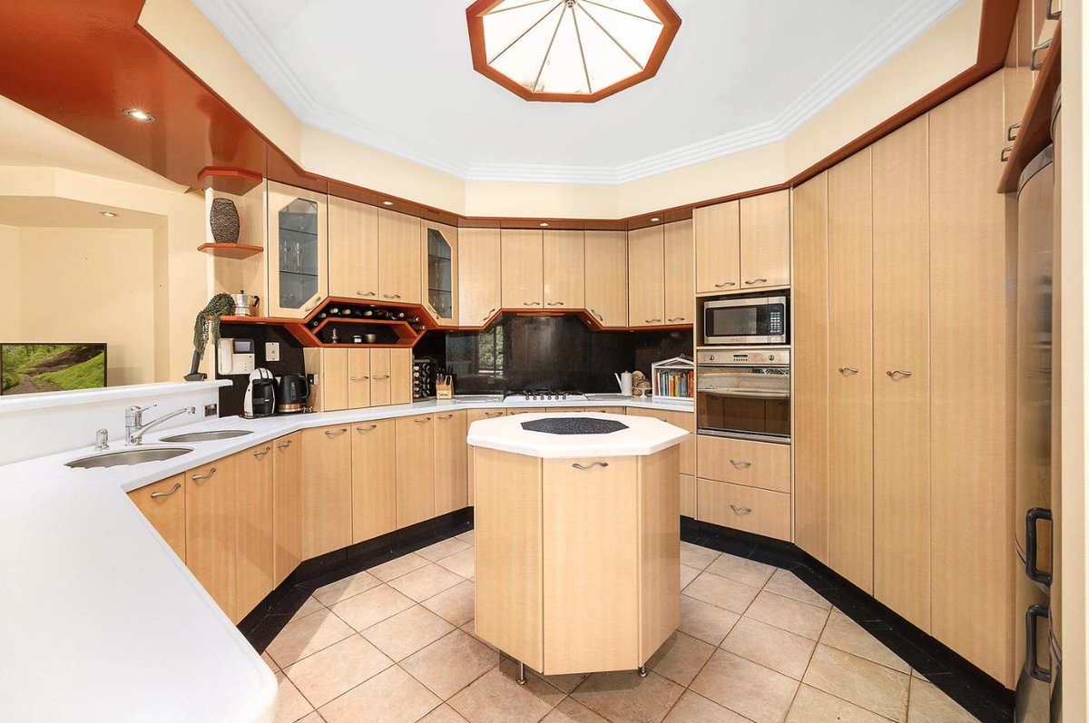 15zanaz's tweet photo. What do you think about his very late 90s / early 2000s kitchen?
It's in a dark corner and it always needs light, as it isn't very brightly light with no window and no skylight.
#ktichendesign
#kitchens
#homedesign
#interiors
#interiordesign https://t.co/ty6W4cRN3o