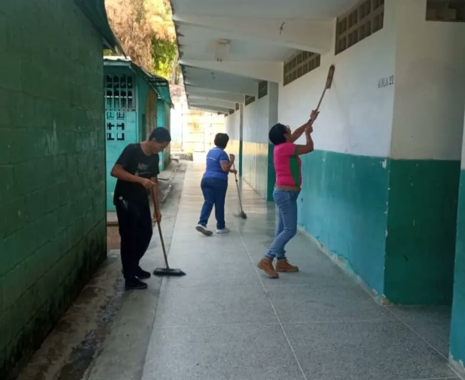 Nuestras Instituciones Educativas se mantienen activas con el Plan "Una Muestra de Amor Para Mi Escuela" cumpliendo orientaciones de nuestro Pdte. <a href="/NicolasMaduro/">Nicolás Maduro</a> 

¡Aragua Es Educación! 

#JuntosPorLaPaz 
<a href="/_LaAvanzadora/">Yelitze Santaella</a> 
@MPPEDUCACION 
<a href="/Soykarinacarpio/">Karina Carpio</a> 
<a href="/CDCEAragua/">CDCE ARAGUA</a>