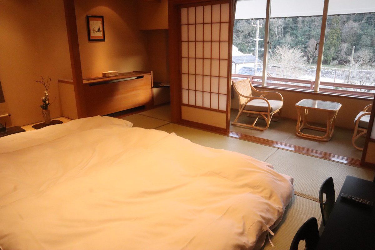 minidaisuki1's tweet photo. 鳥取県、倉吉市にある白壁土蔵群を散策した後は宿泊するホテルへ。倉吉駅から車で15分ほどに位置する三朝温泉街の「三朝館」。まず嬉しかったのは女性は浴衣を選ぶことができること。どの柄も本当に可愛い❤️

#鳥取
#鳥取県
#倉吉
#倉吉駅
#白壁土蔵群
#三朝温泉
#三朝館
#国内観光
#国内旅行
#温泉 https://t.co/XQ2LZ0fJJb