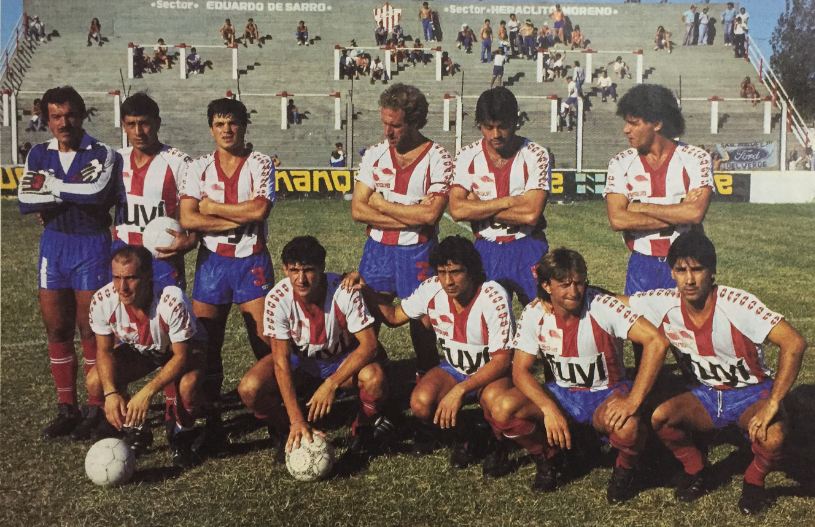 Los mosquitos arrecian contra los humanoides de Capital y GBA porque no se consiguen las marcas clásicas de repelentes. En modo protesta, los muchachos de Talleres (RE), campeones de la Primera B Metro 1987/88, traspasan algunas décadas para mandar un mensaje anti especulación...