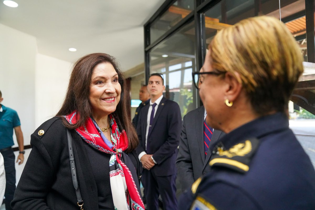 Me llena de orgullo haber sido parte de la presentación del libro y documental 'Crónicas de las mujeres en la policía', un proyecto que reconoce la lucha y el éxito de las mujeres en el Ministerio de Seguridad Pública de Costa Rica. Apoyamos a @seguridadcrc con la creación de…