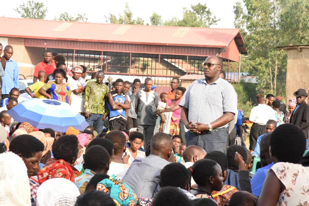 SectorKabarore's tweet photo. Ku gicamunsi cyo kuri uyu wa Kabiri ,Umuyobozi w'Akarere ka Gatsibo @richardgasana  arikumwe n'Umuyobozi wa Polisi mu Karere bifatanyije n'abaturage b'Akagari ka kabeza   mu nteko y'abaturage. @RwandaLocalGov @RwandaEast https://t.co/oDM7S72l1F