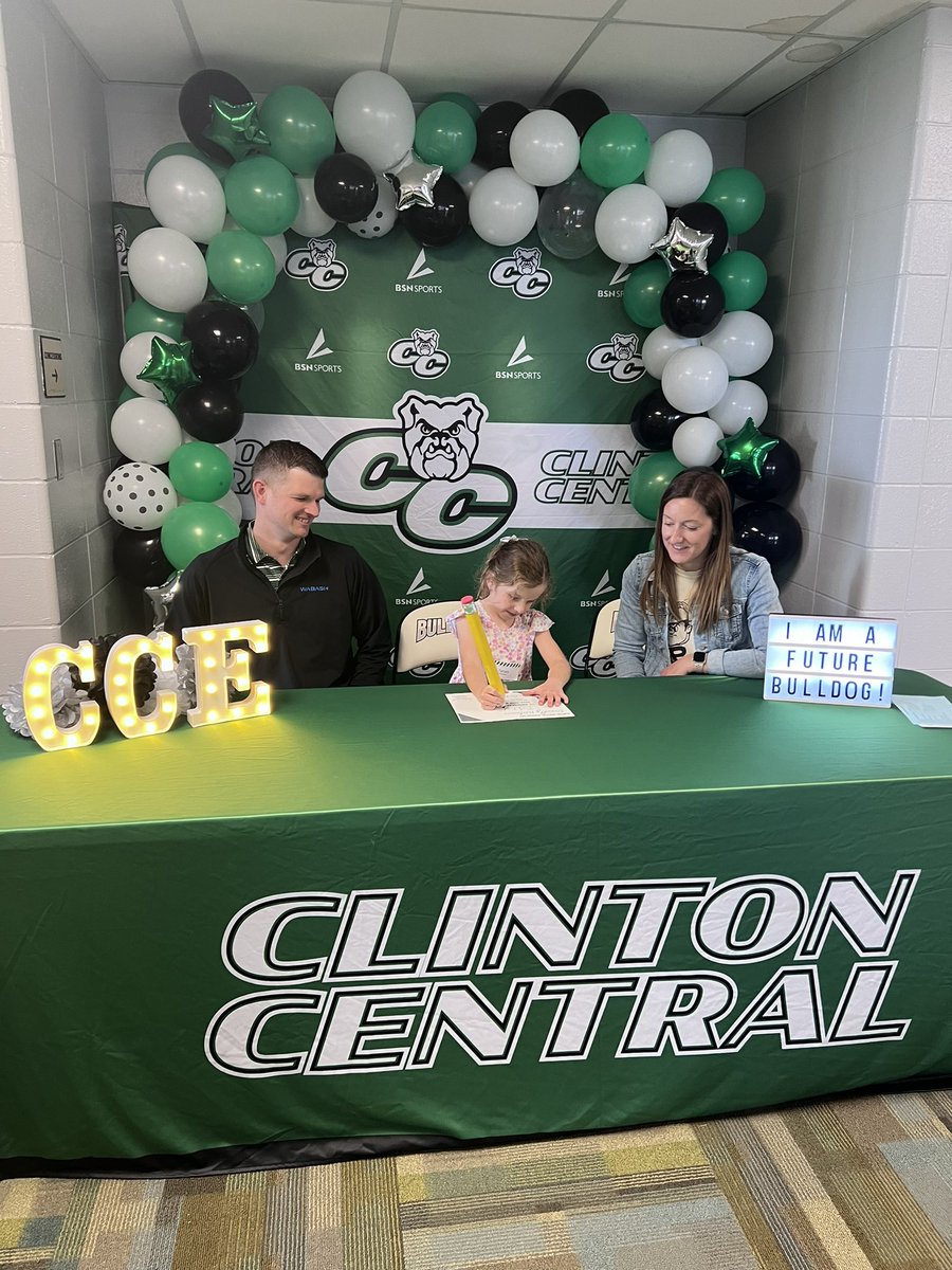 mrs_aubreesmith's tweet photo. Our first annual “Kindergarten Signing Day,” where our future Bulldogs signed their letter of intent! ✏️ 💚 

@CCSC_Bulldogs @ClCentralElem @kortney_golden @FewellJM https://t.co/K0YbIJ8lTd