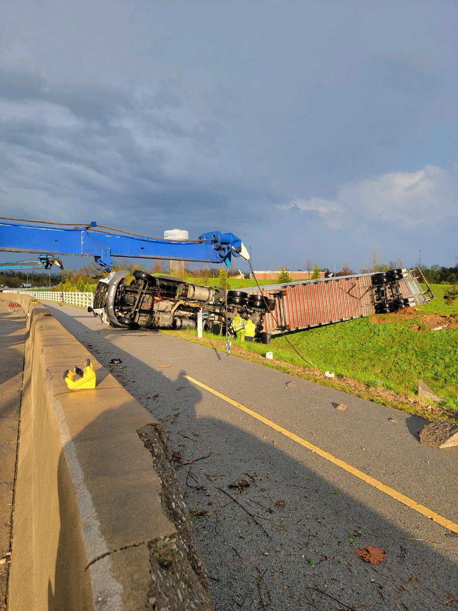 ISPSellersburg's tweet photo. International Drive and I-265 following today’s storms.   Crews are making quick work of reopening the roadways. https://t.co/0NtL2YNuX9