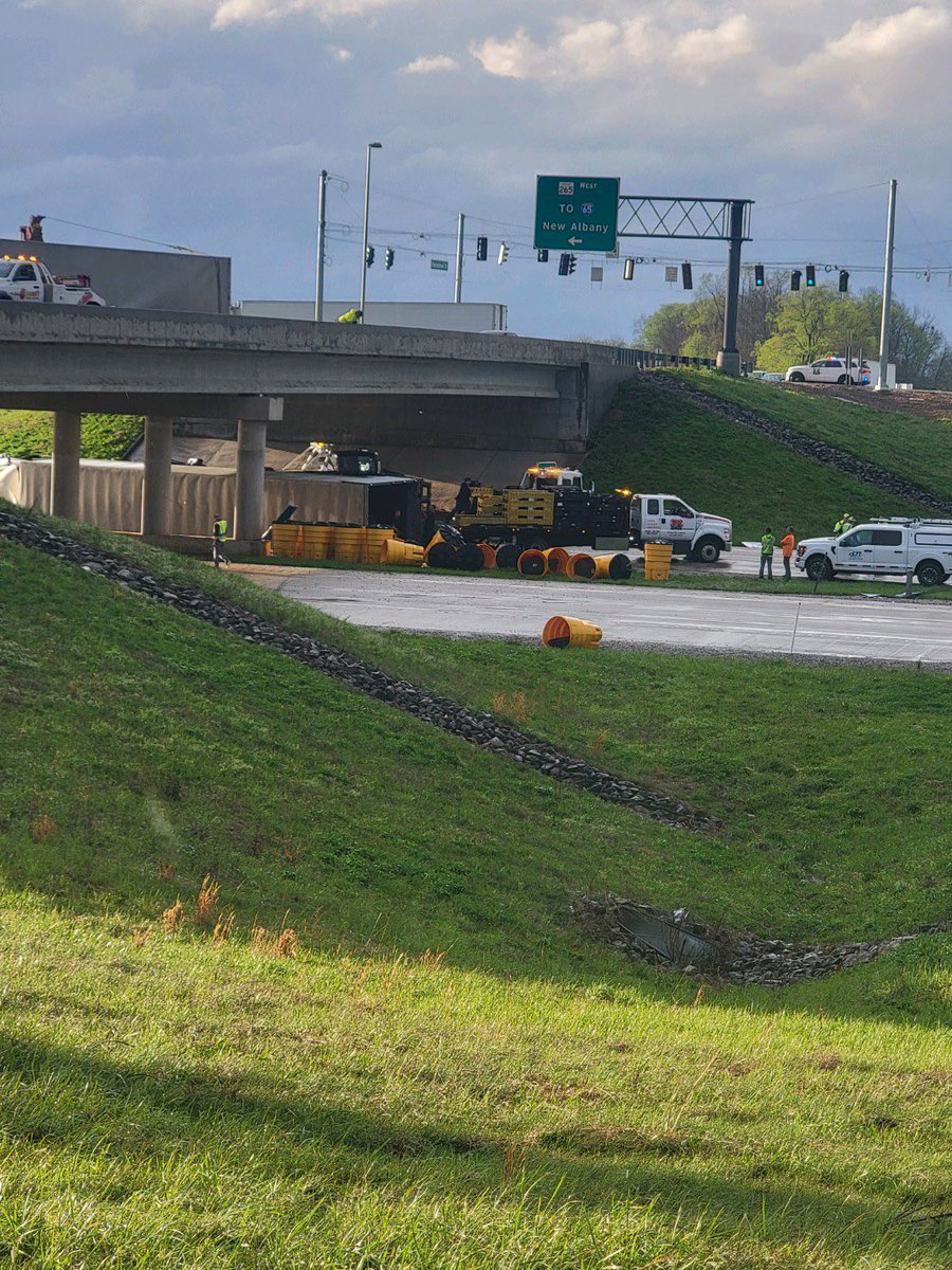 ISPSellersburg's tweet photo. International Drive and I-265 following today’s storms.   Crews are making quick work of reopening the roadways. https://t.co/0NtL2YNuX9