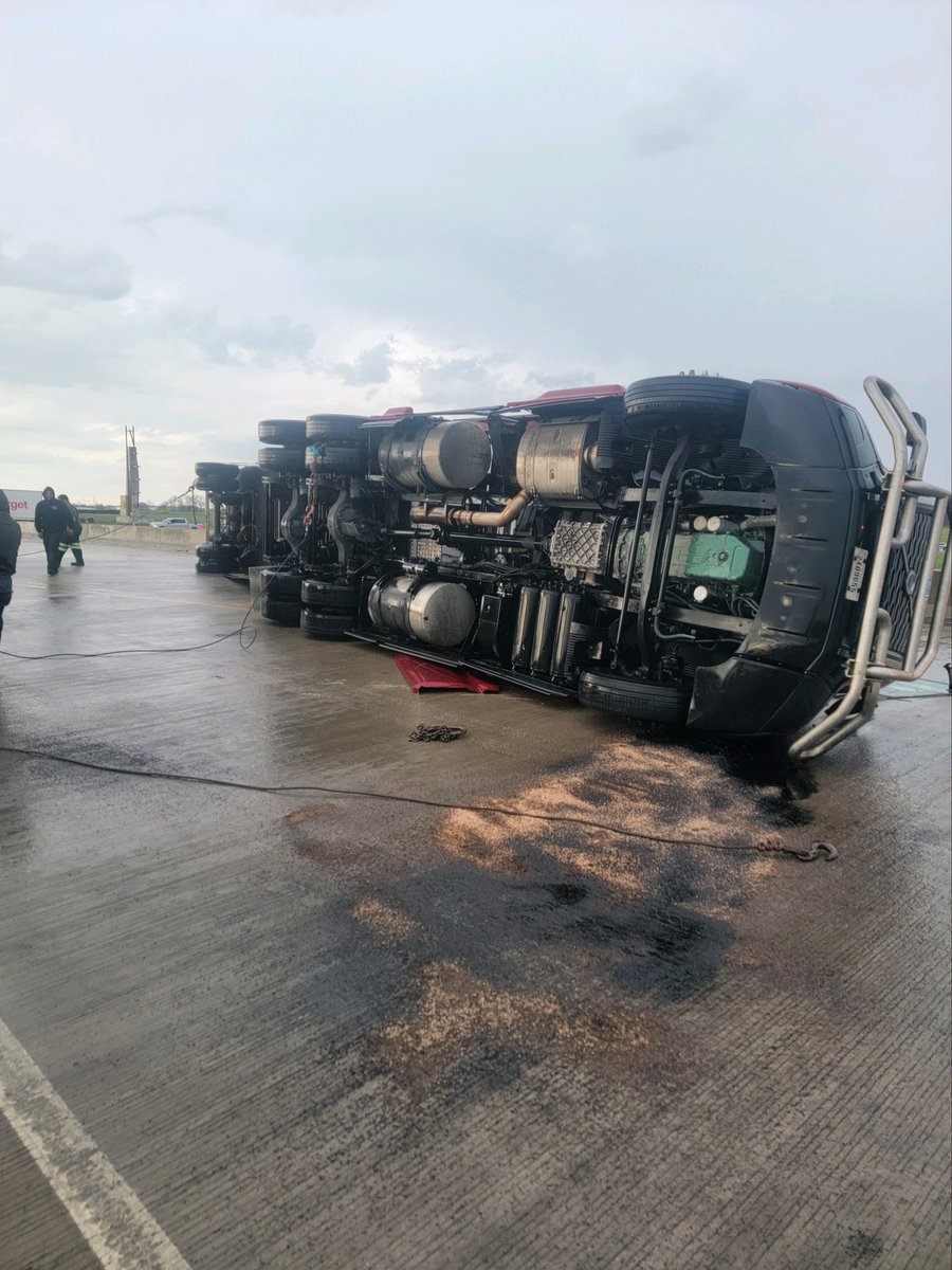 ISPSellersburg's tweet photo. International Drive and I-265 following today’s storms.   Crews are making quick work of reopening the roadways. https://t.co/0NtL2YNuX9