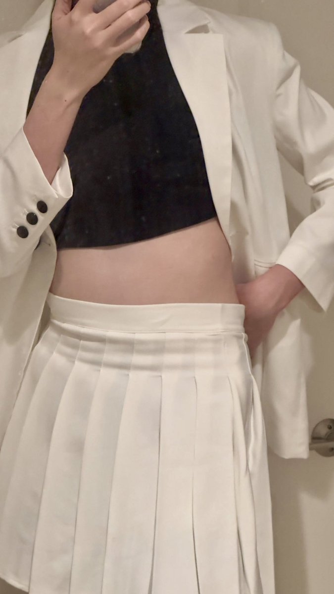 终于没那么冷了
又可以穿小裙子出门
感觉最近变胖了一点点
#伪娘 #伪娘の日常