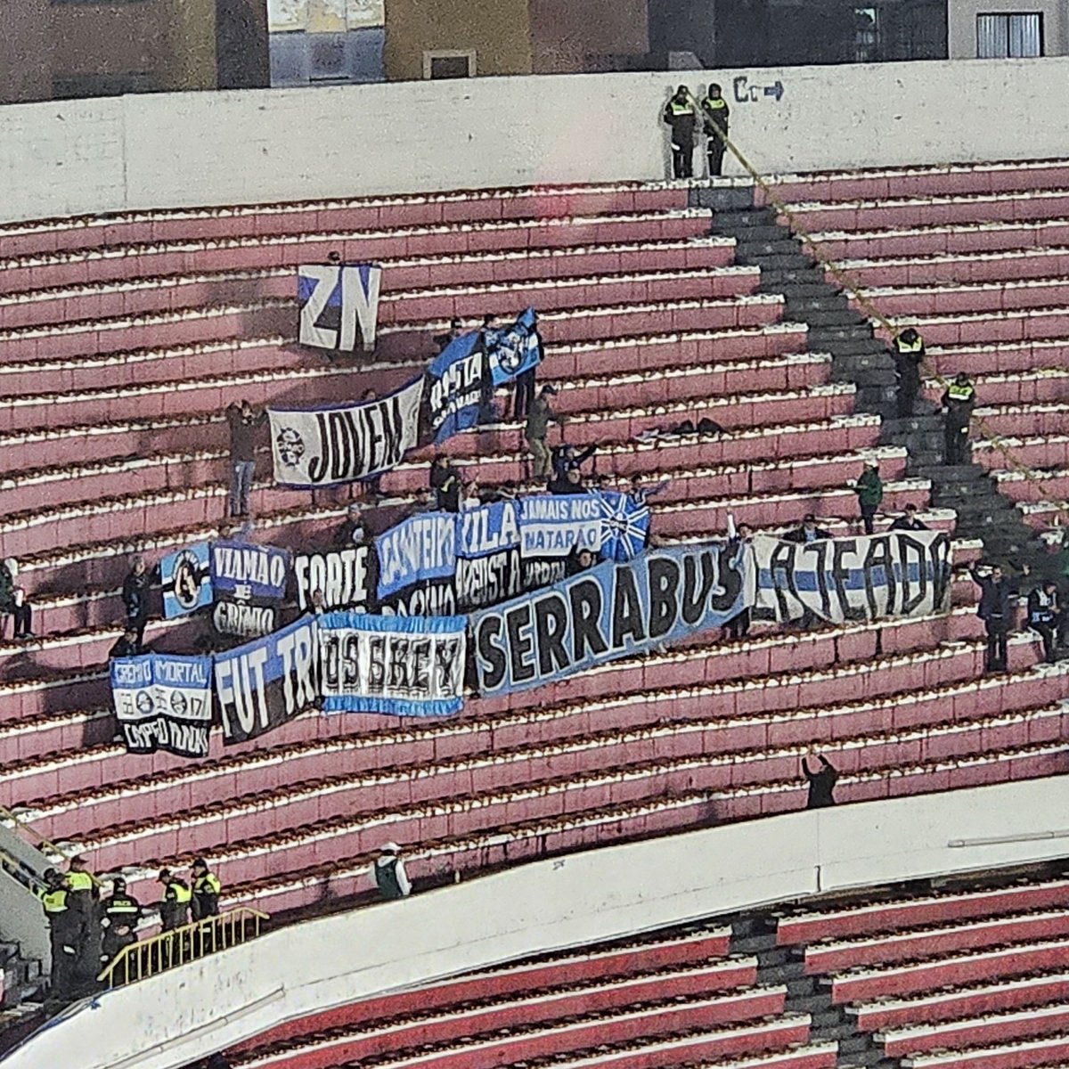 brunoabichequer's tweet image. 🇪🇪 #Grêmio | Torcida gremista ocupa seu espaço no setor visitante do Hernando Siles. @rdgrenal