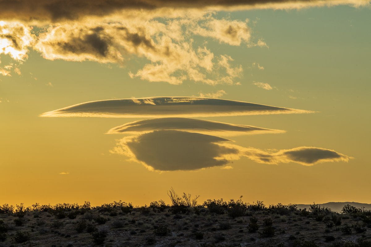 A stack of lenticular lens shaped clouds on Saturday morning (Photo: Sicco Rood).