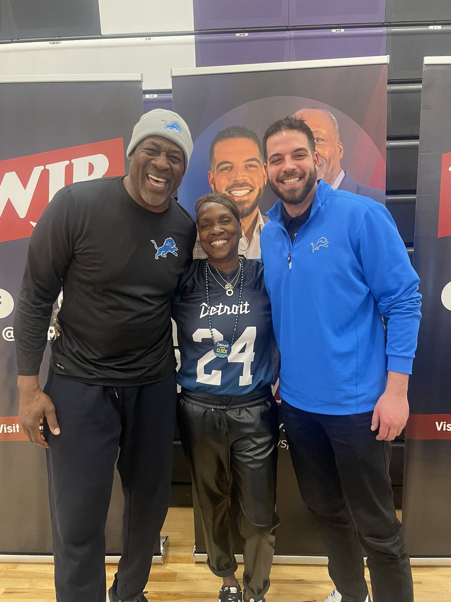 wjrradio's tweet photo. The City of Pontiac welcomes the @NFL Draft with SportsWrap live from Pontiac High School! #DetroitIsOnTheClock #NFLDraft #SheriffPAL #Pontiac #VisitDetroit #MichiganTour #SportsWrap #Lomas #Anthony #AB https://t.co/oT3i6gxpFH