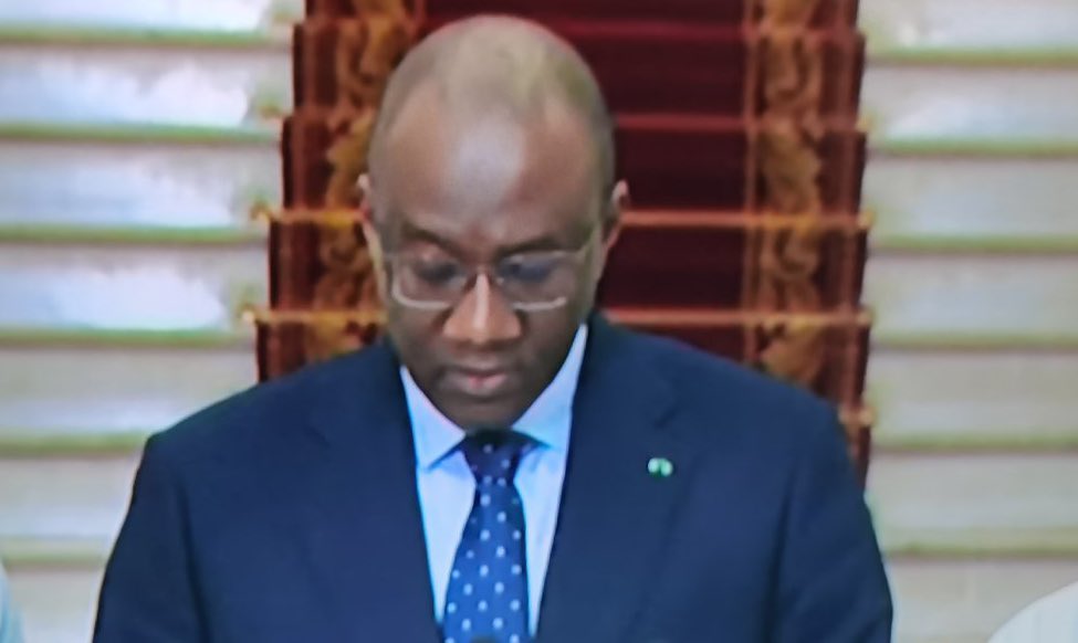 Omar Samba Ba, SG de la Présidence dans le gouvernement sortant est maintenu à son poste. Une très bonne initiative pour clouer des becs. Les compétences doivent primer sur la partisanerie.