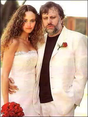 El filósofo Slavoj Žižek le quitó la novia a Andrés Calamaro, su nombre es Analía Hounie.
Son de esos datos que no le sirven a nadie pero que al menos a mí me dejan 🤯.