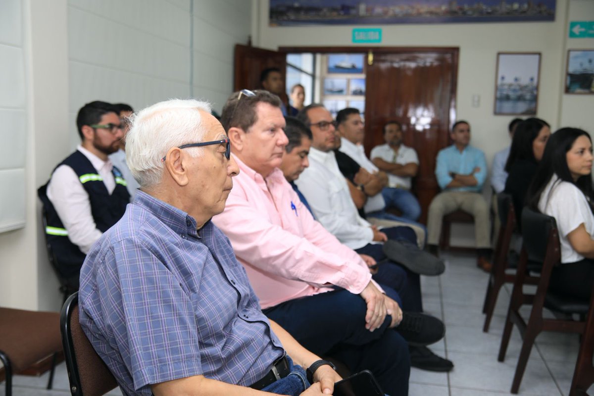 Produccion_Ecu's tweet photo. 📍En Manabí, la ministra @sonsoles89 mantuvo una reunión con @AtunecEC. En la cita analizaron las necesidades y acciones que requiere la industria para su desarrollo. https://t.co/mI23aYZfVJ