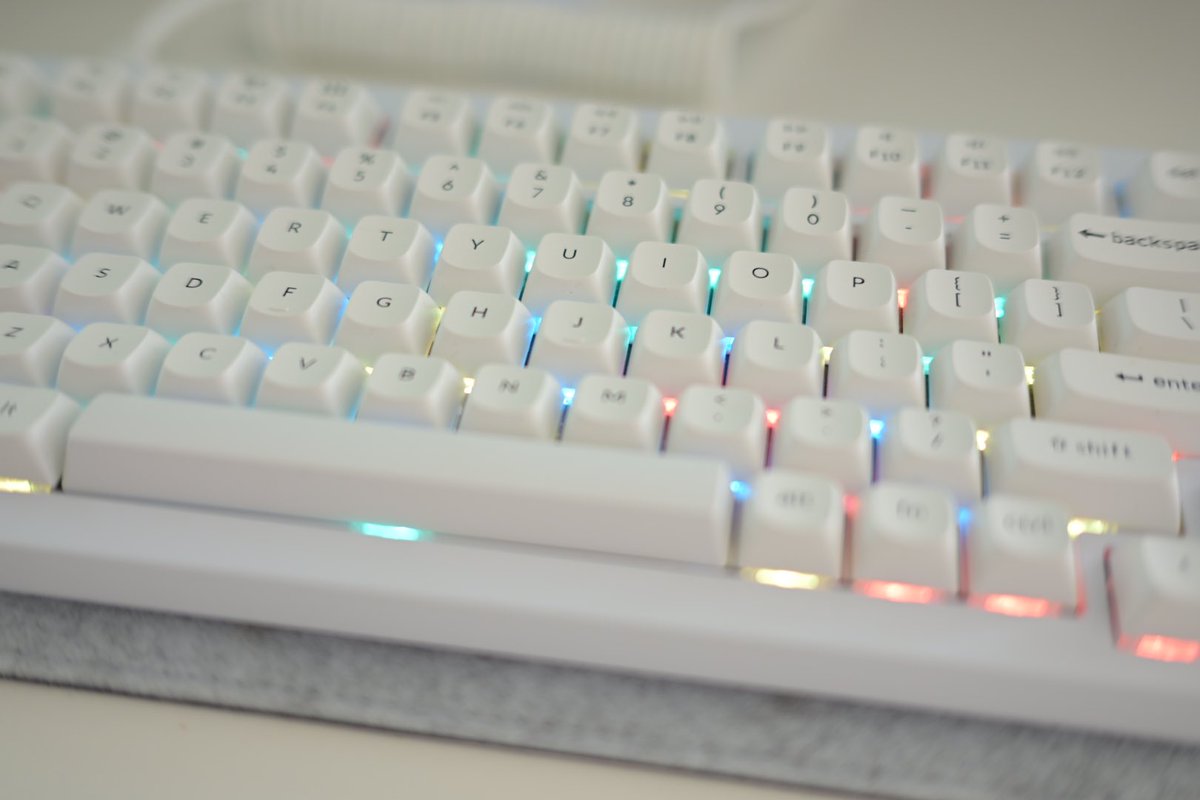 おはようございます🌞

キーボードのバックライト光らせてみた
いつもは光らせてないけど、光らせるのもありかもしれない💡
#keyboard #KeychronQ1