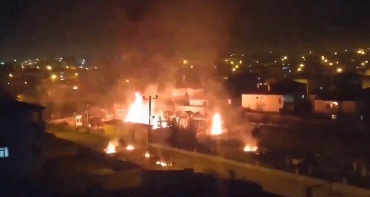 Bugün, Van'ın düşman işgalinden kurtuluşunun 106. yıl dönümüydü ve sokaklarda coşkuyla kutlandı. 

Sabah ve akşam olmak üzere 2 ayrı görüntüyü görüyorsunuz. 

“Geldikleri gibi gitmediler; kimi itini bıraktı, kimi bitini. Kimi de piçini bıraktı.
Yoksa bu kadar şerefsizin bizden