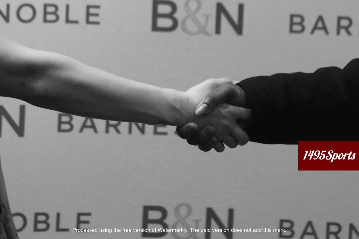 1495Sports's tweet photo. 📸@BNFifthAvenue and @RondaRousey celebrates the book Our Fight
#MMA #UFC #RondaRousey #EventstoCheckOut #barnesandnoble #1495Sports https://t.co/9jJaBpTSM4