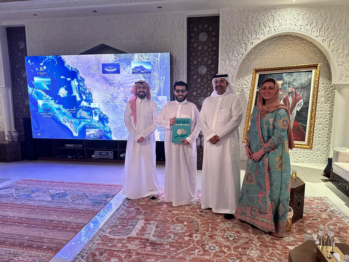 Turki_alalshikh's tweet photo. اجتمعت اليوم مع شركة البحر الاحمر … شي يثلج الصدر … وقررنا في موسم الرياض وهيئة الترفيه كل ضيوفنا من النجوم الكبار الحاضرين للموسم من الفنانين والرياضيين وغيرهم راح ننسق لهم زيارة البحر الاحمر … الحمدلله عندنا واجهة عالمية بحرية في بلدنا بهذا الشكل وكل هذا حصل بدعم من مولاي وسمو سيدي قائدنا الملهم وعراب الرؤية ❤️🇸🇦
