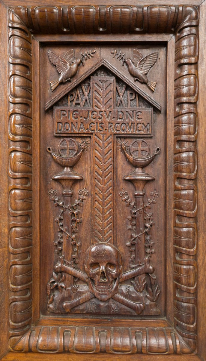 BrilhoDesign's tweet photo. Na porta da Igreja de São Bento existe uma caveira. Como não sei latim, não descobri o significado.

#Caveira #Crânio #Skull #SkullAndBones #Igreja #Church #IgrejaCatólica #Mosteiro #Monastery #Porta #Door #entalhe #notch #SãoBento #Basílica

https://t.co/Jk3MlncbMj https://t.co/kCUnAK03qw