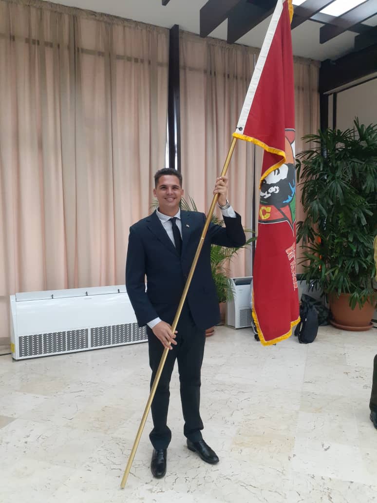 Por Decreto Presidencial la @UPRCuba recibe la Bandera de Honor de la Unión de Jóvenes Comunistas. Ya está en manos de los muchachos!! Que orgullo! Muchas felicidades!! #PinardelRio #Cuba #MES